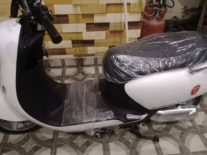 metro M6 Scooty 4