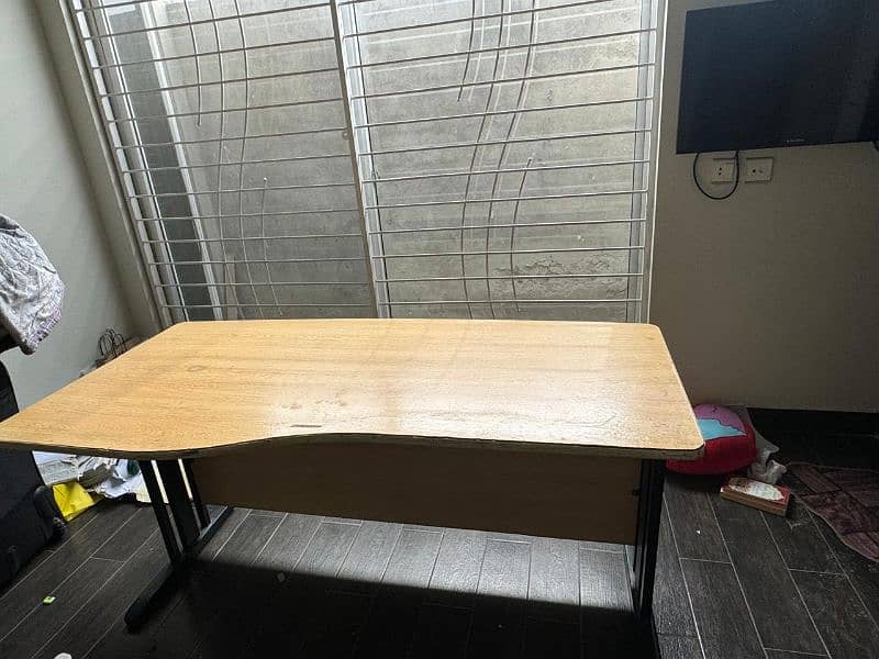 study  side table in good condition 3