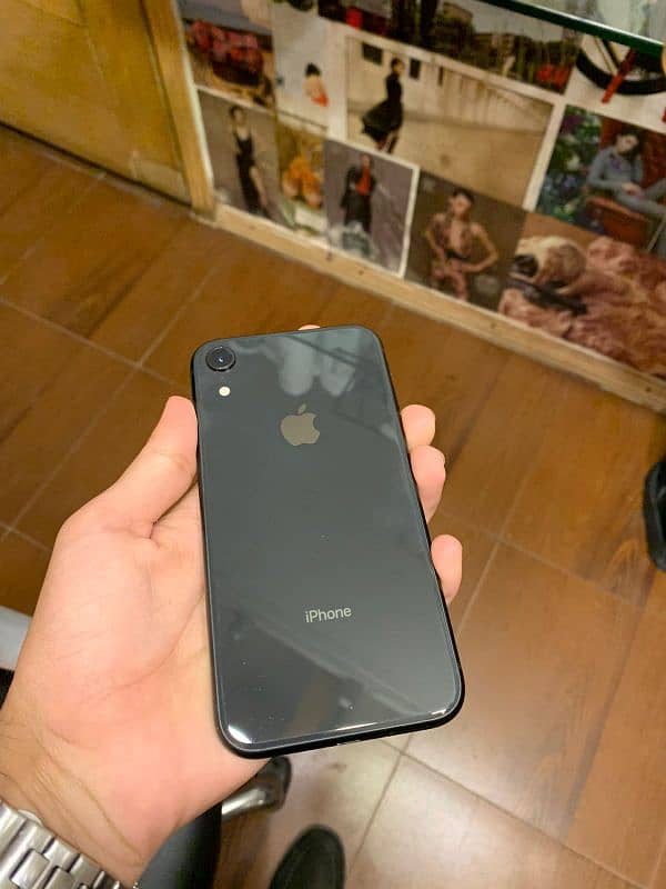 iphone XR 128gb almost new 5