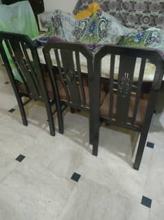 Dining table with 6 unused chairs