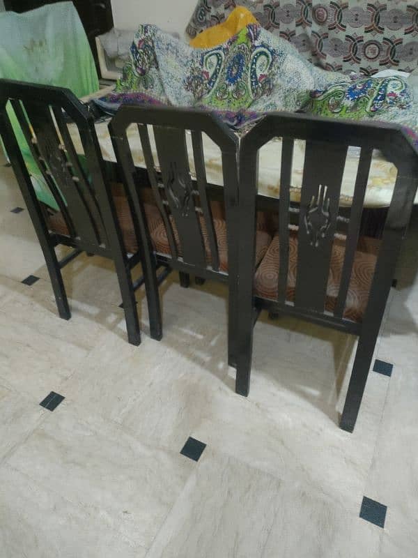 Dining table with 6 unused chairs 0