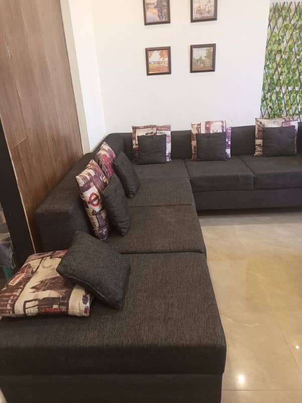 sofa in very good condition 0