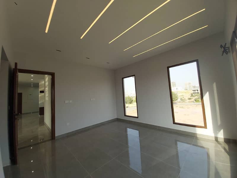 500sq yd Luxury Villa FOR SALE. 2km from Entrance of BTK. 6 Bed DDL 2 Kitchens 5