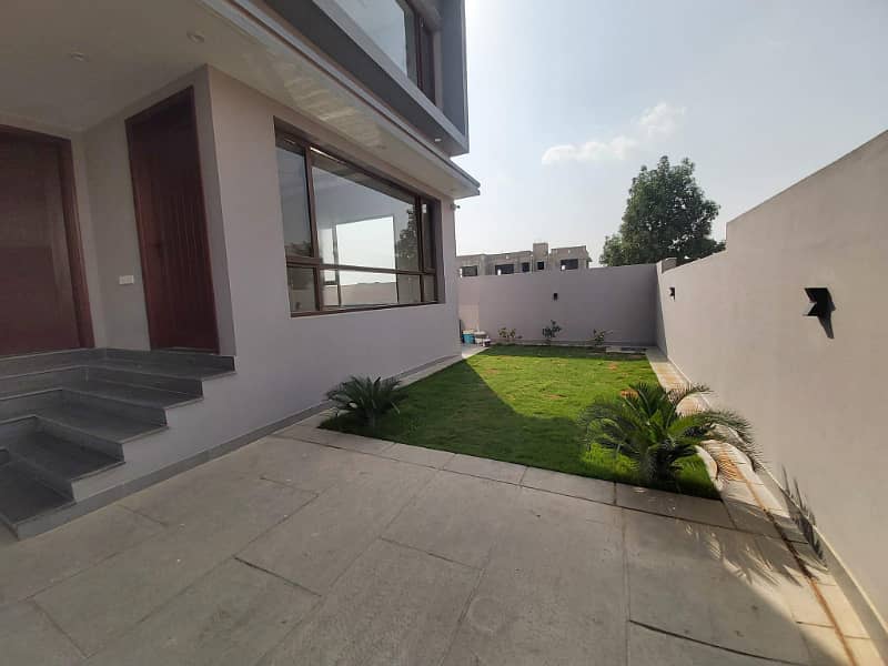 500sq yd Luxury Villa FOR SALE. 2km from Entrance of BTK. 6 Bed DDL 2 Kitchens 27