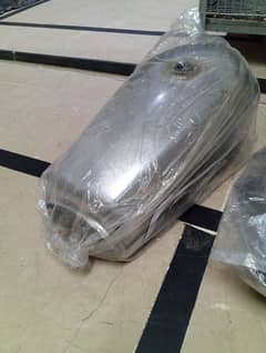 Honda CG-125, fuel tank, side tapay aur kan, silver quoted not paint,