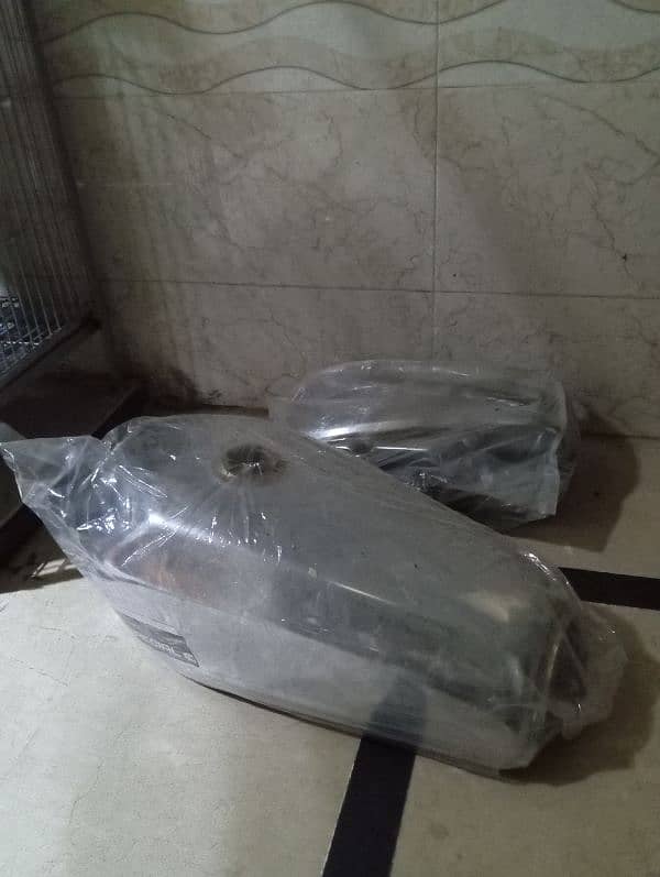 Honda CG-125, fuel tank, side tapay aur kan, silver quoted not paint, 3