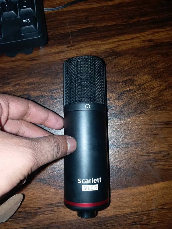 Behringer Sound Card And Scarlett Mic 0