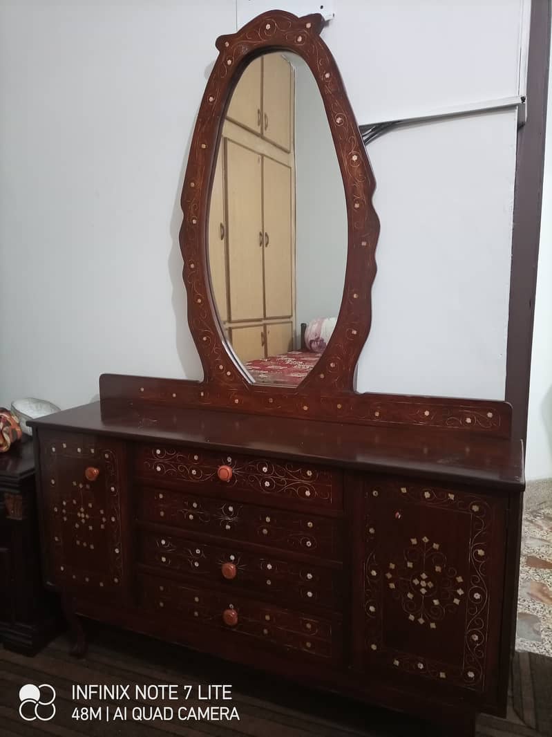 Dressing Table with Round Mirror 1