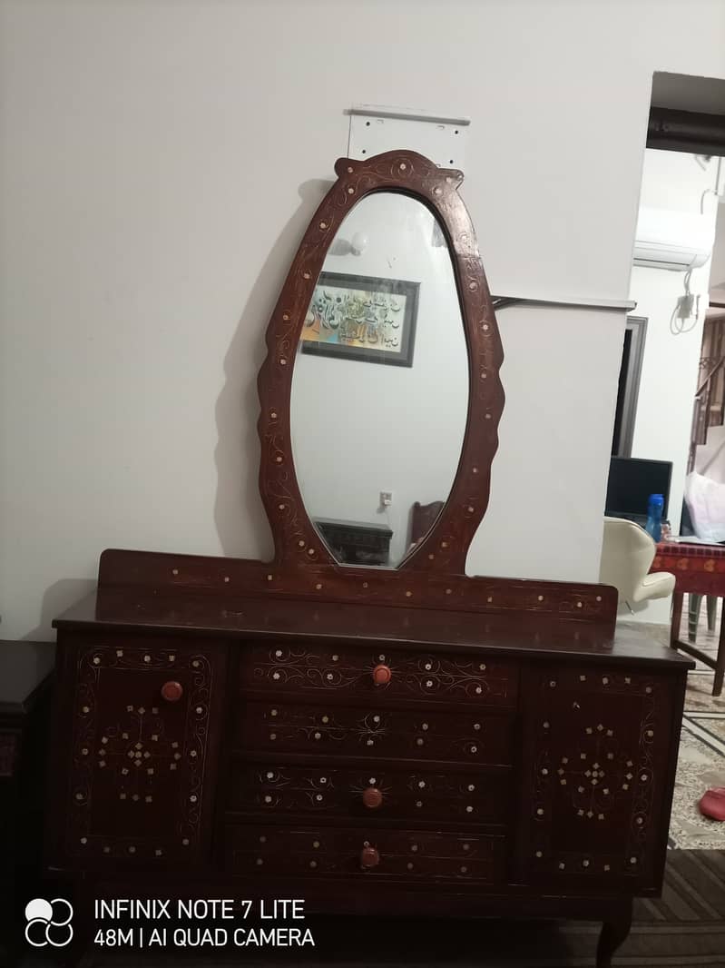 Dressing Table with Round Mirror 2