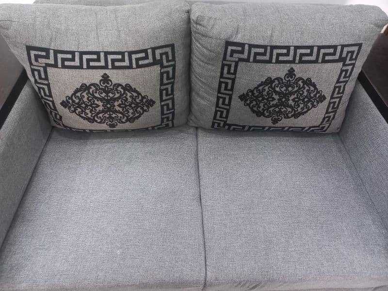 3 Seater sofa for sale urgently 4