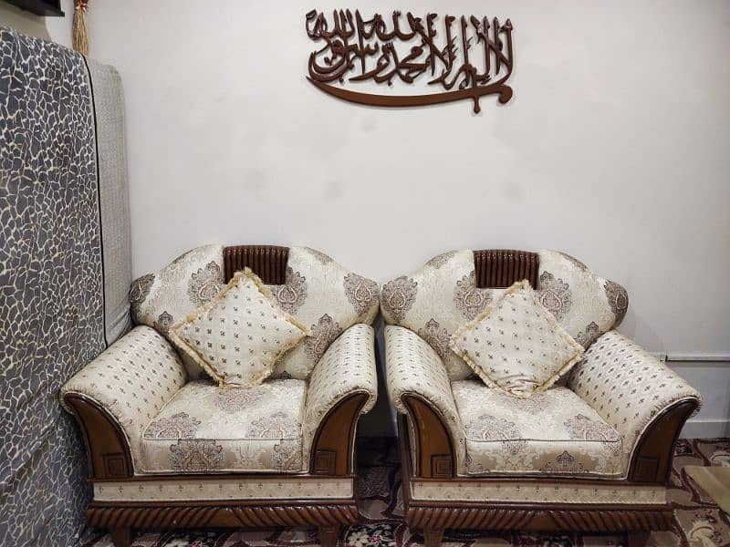 Elegant Royal Style Sofa Set for Sale - Luxurious & Comfortable" 2