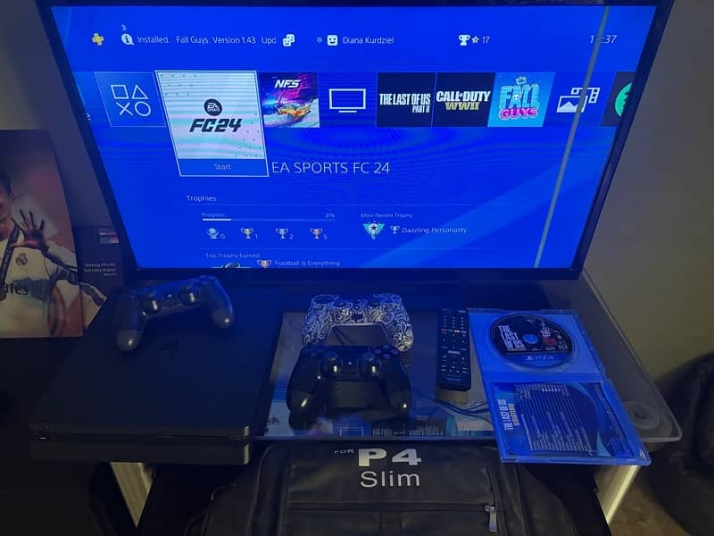 PS4 Slim 1TB with 5 games and 3 controllers + 32 inch Tv + Desk 0