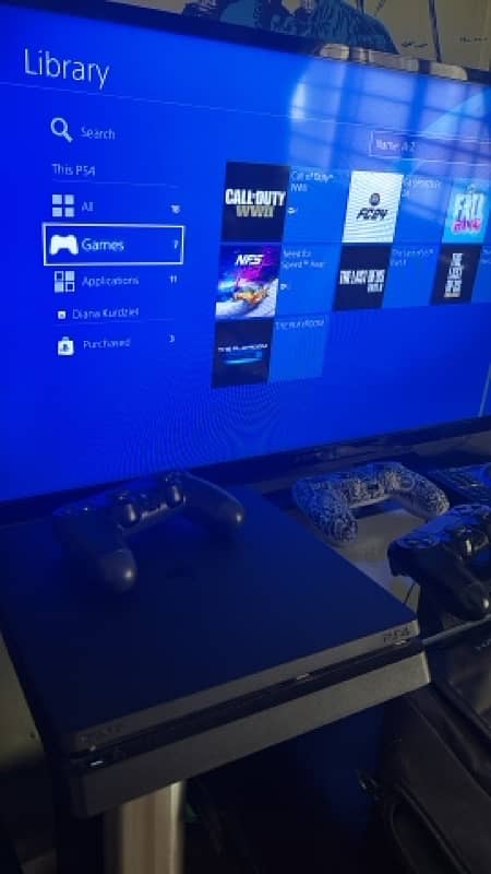 PS4 Slim 1TB with 5 games and 3 controllers + 32 inch Tv + Desk 2