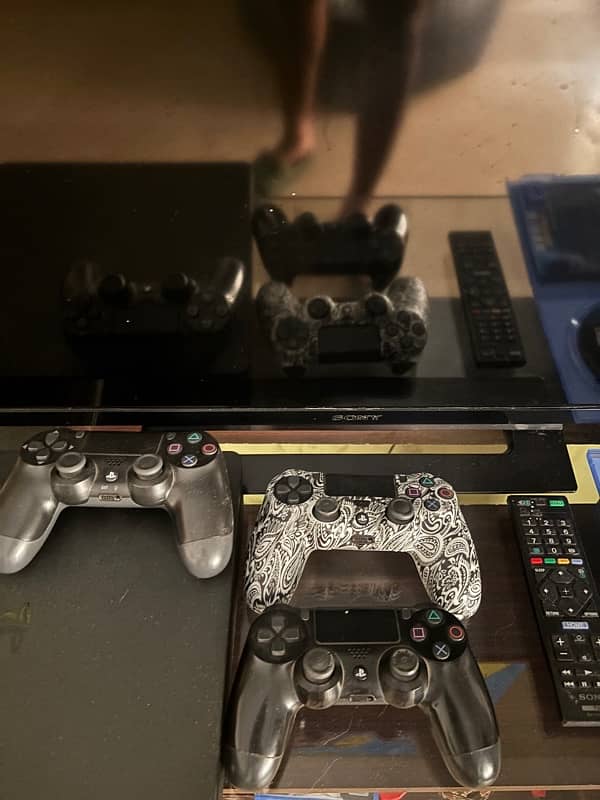 PS4 Slim 1TB with 5 games and 3 controllers + 32 inch Tv + Desk 4