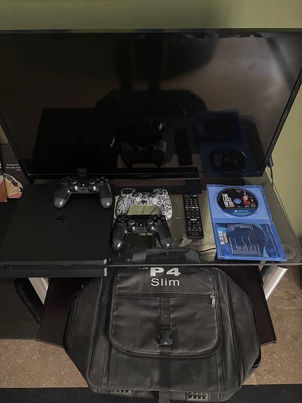 PS4 Slim 1TB with 5 games and 3 controllers + 32 inch Tv + Desk 6