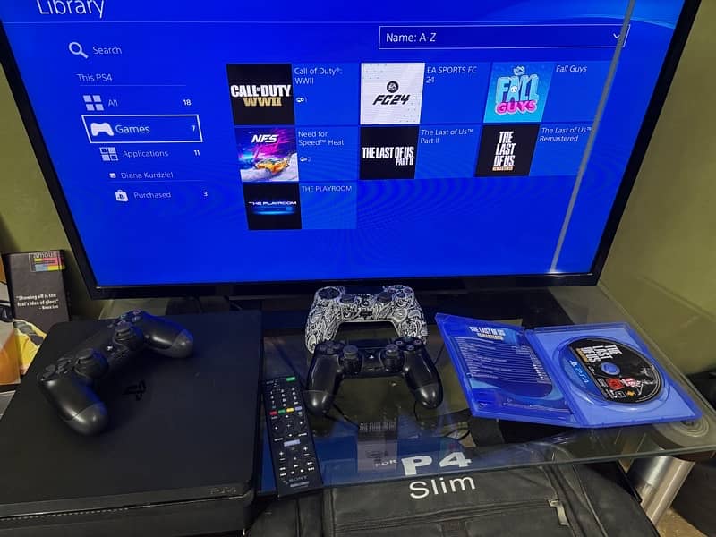 PS4 Slim 1TB with 5 games and 3 controllers + 32 inch Tv + Desk 8