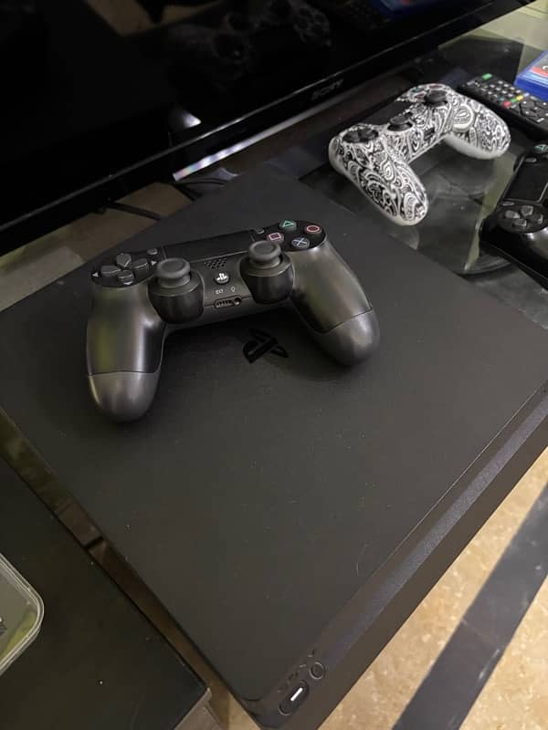 PS4 Slim 1TB with 5 games and 3 controllers + 32 inch Tv + Desk 11