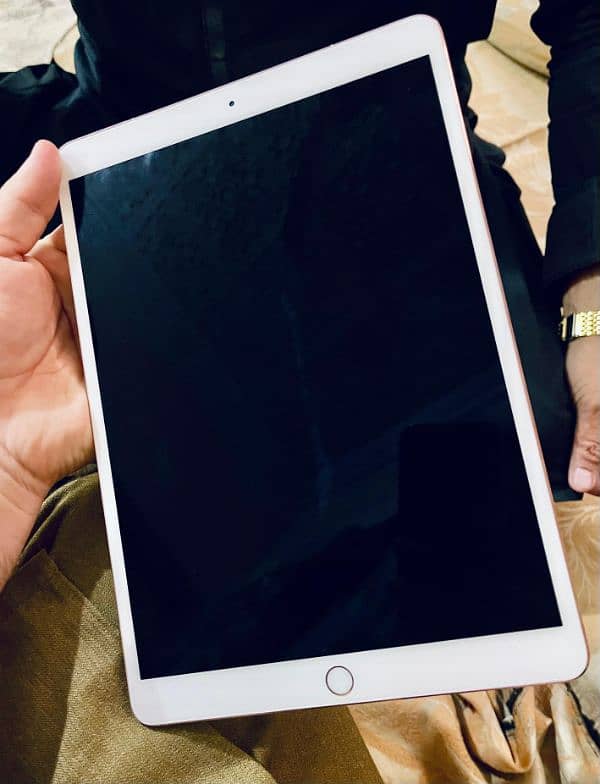 Apple iPad Pro. 10.5 inch 0