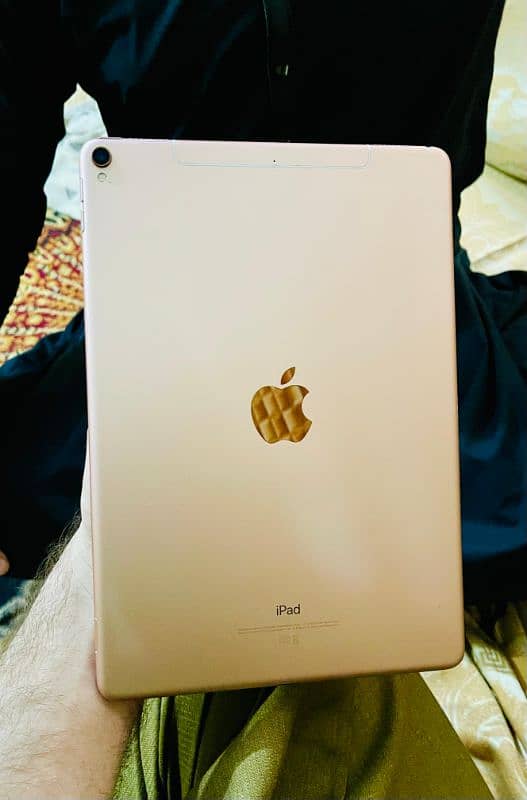 Apple iPad Pro. 10.5 inch 1