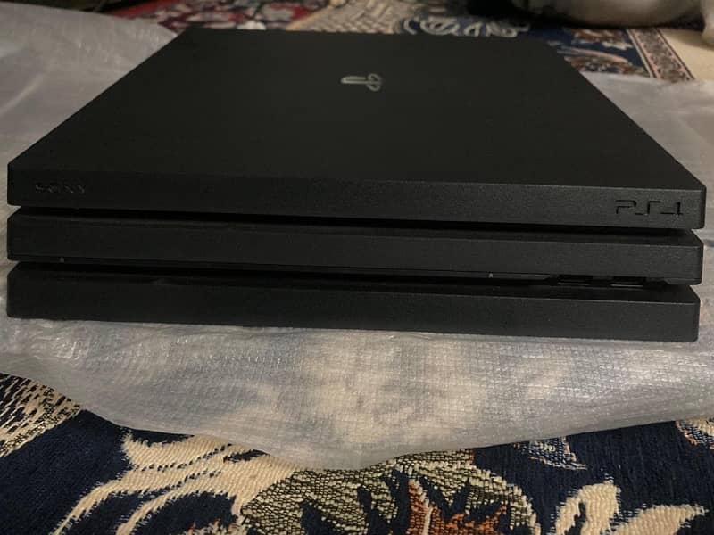 PS4 PRO 1TB UK region 10/10 Condition Available with Box 1