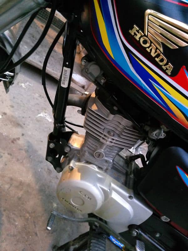 I want to sale my Honda 125 with a golden number 41 in Good condition 1