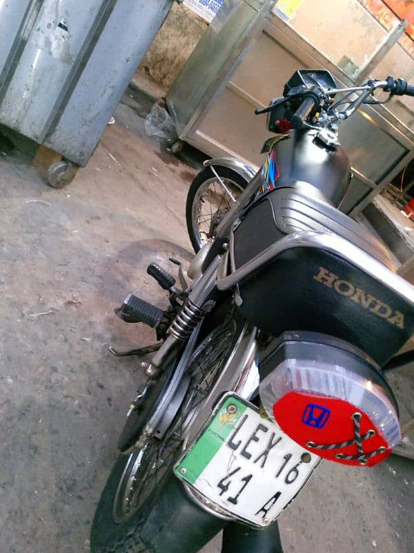 I want to sale my Honda 125 with a golden number 41 in Good condition 4