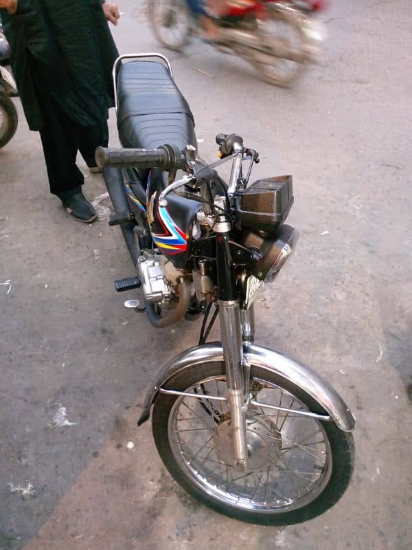 I want to sale my Honda 125 with a golden number 41 in Good condition 6