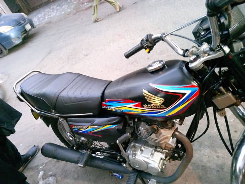 I want to sale my Honda 125 with a golden number 41 in Good condition 7