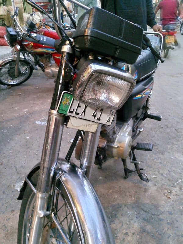 I want to sale my Honda 125 with a golden number 41 in Good condition 9