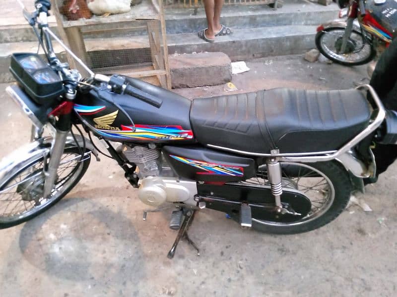 I want to sale my Honda 125 with a golden number 41 in Good condition 10