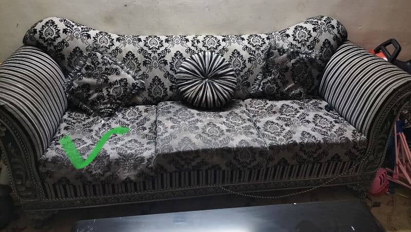 I am selling sofa set. 5