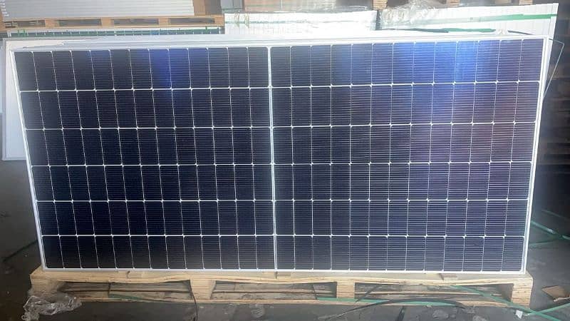 The Jinko 585-watt bifacial A-grade solar panel efficient solar 1