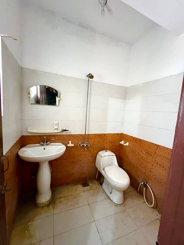 870 2 BEDROOM FIRST FLOOR FLAT FOR SALE MULTI F-17 ISLAMABAD 5