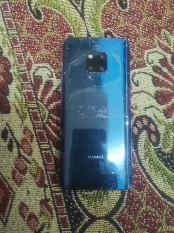 Huawei mate 20 pro pta aprove 6 128gb panal thora khrab hy laine hain 0