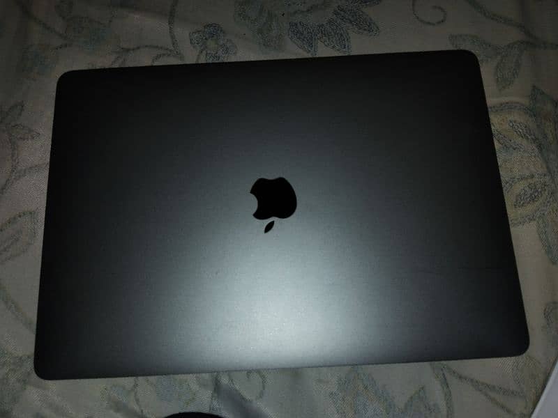 Mac Book pro 2019 13 Inch 16gb 256 5