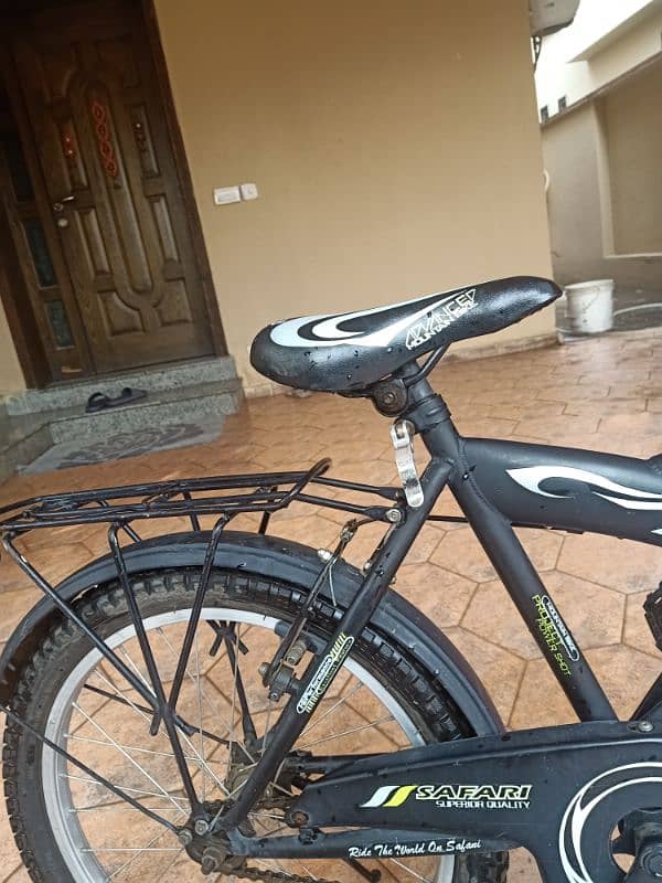 Great condition black bicycle for boys 5