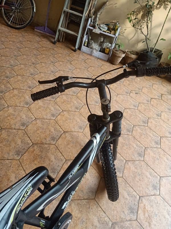 Great condition black bicycle for boys 8