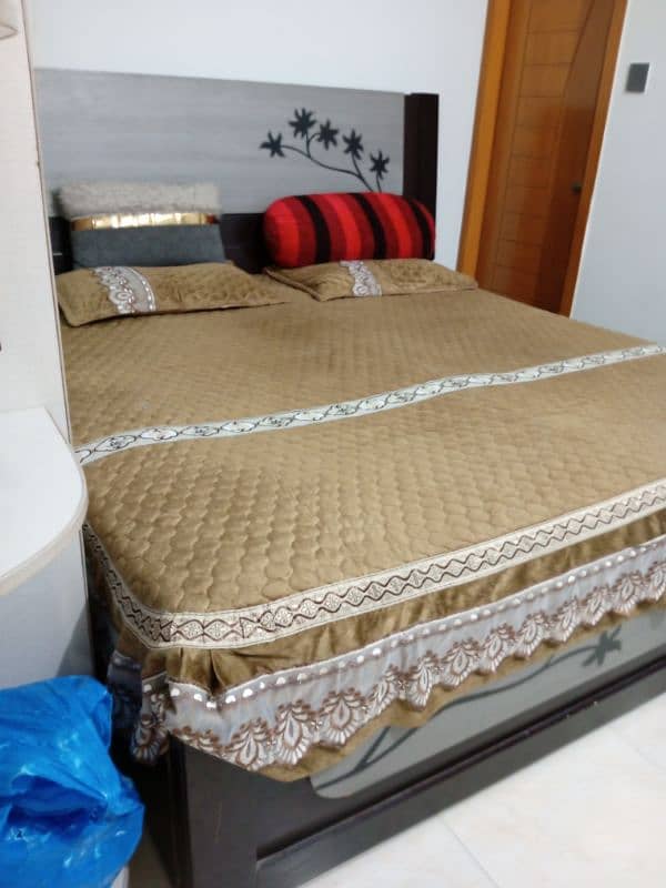 king size double bed 0