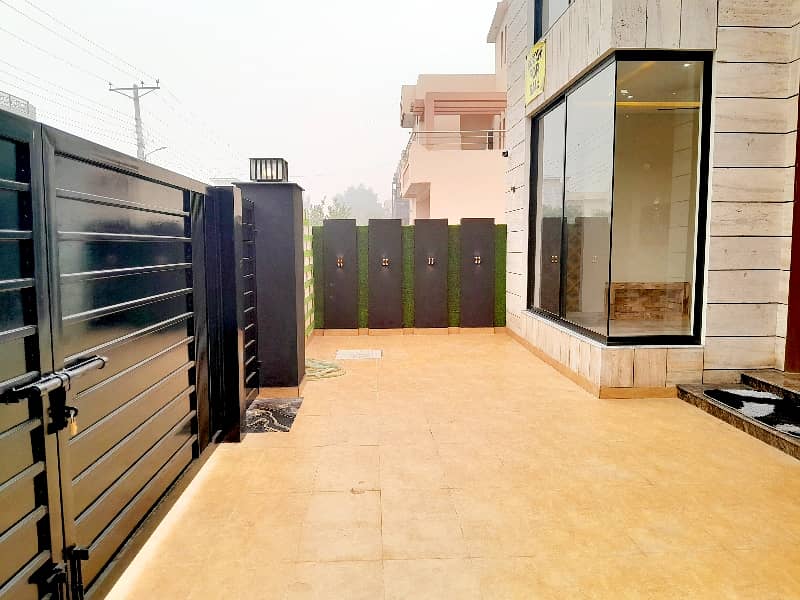 Prime Location House Of 10 Marla Is Available In Contemporary Neighborhood Of Central Park Housing Scheme 4