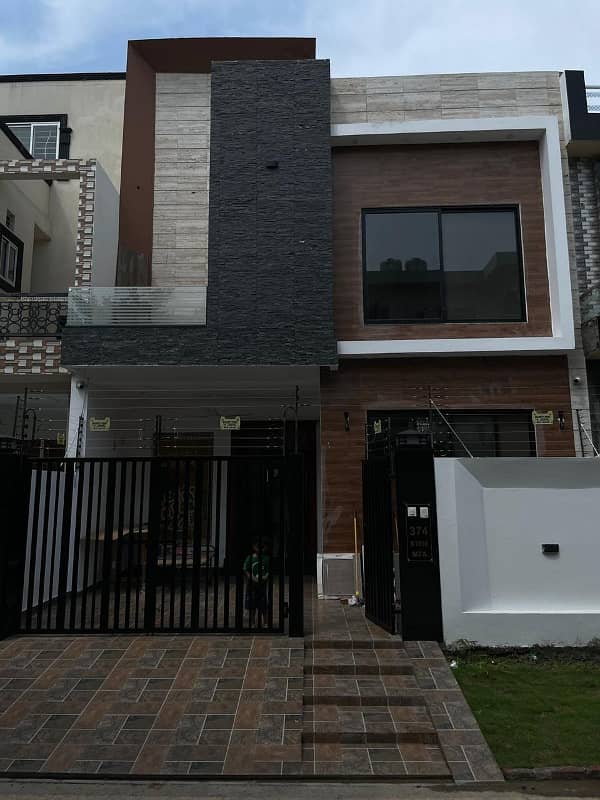 6 Beds Triple Story House for Sale in Lake City M7-A Lahore 0