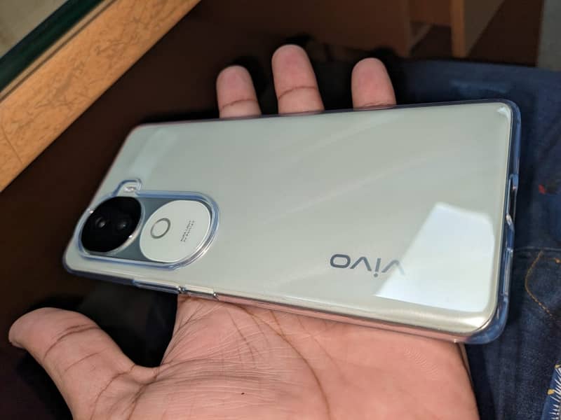 Vivo v 40 e new condition 10/10 2