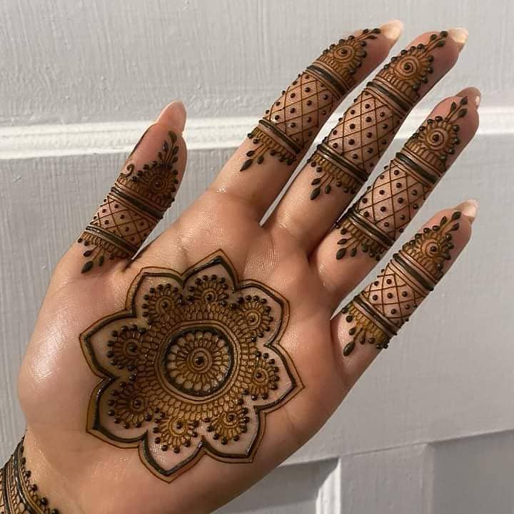 Mehandi Artist 4