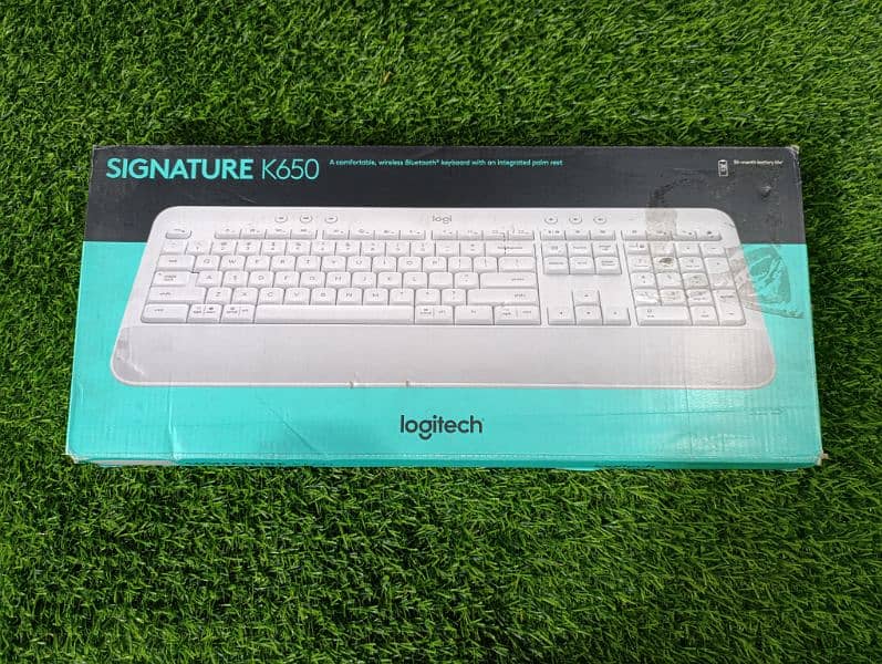 Logitech Signature K650 Comfort Full-Size Wireless Keyboard Wrist Rest 0