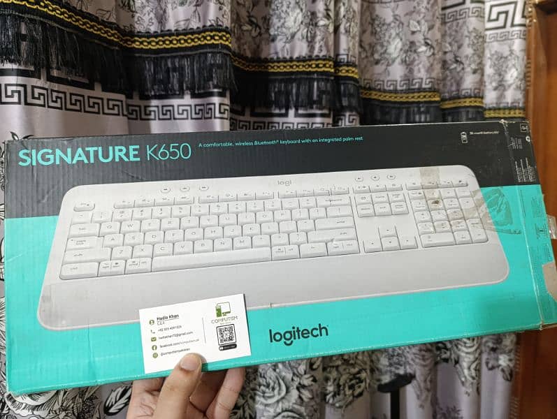 Logitech Signature K650 Comfort Full-Size Wireless Keyboard Wrist Rest 1