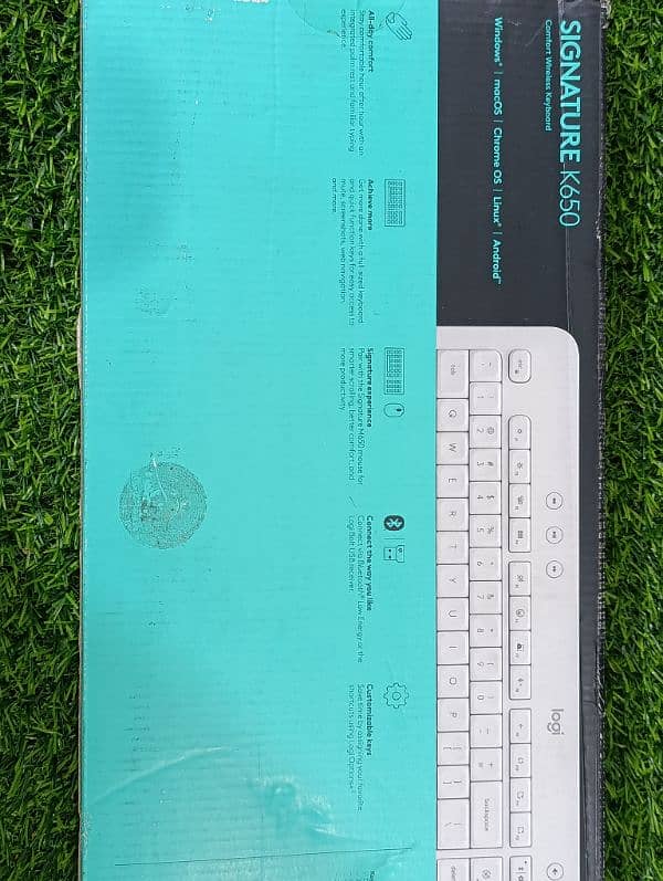 Logitech Signature K650 Comfort Full-Size Wireless Keyboard Wrist Rest 2