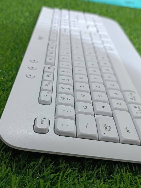 Logitech Signature K650 Comfort Full-Size Wireless Keyboard Wrist Rest 7