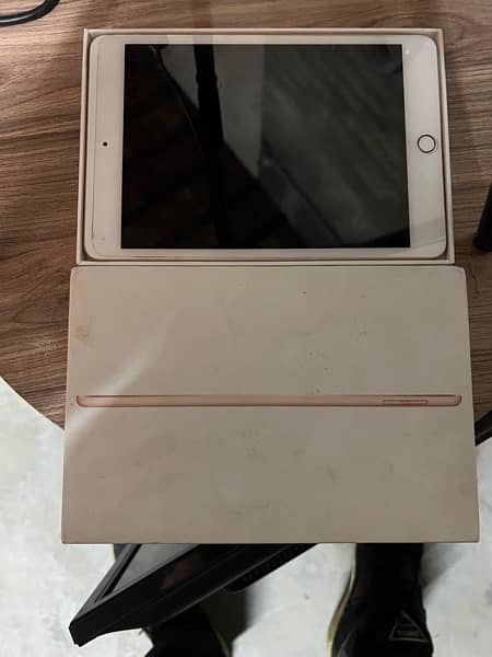 i pad mini 5 64 gb with box 10/10 1