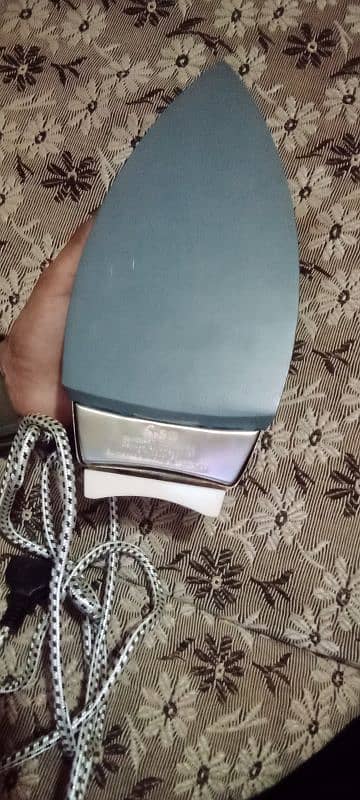 De-Luxe Automatic Iron Available 1