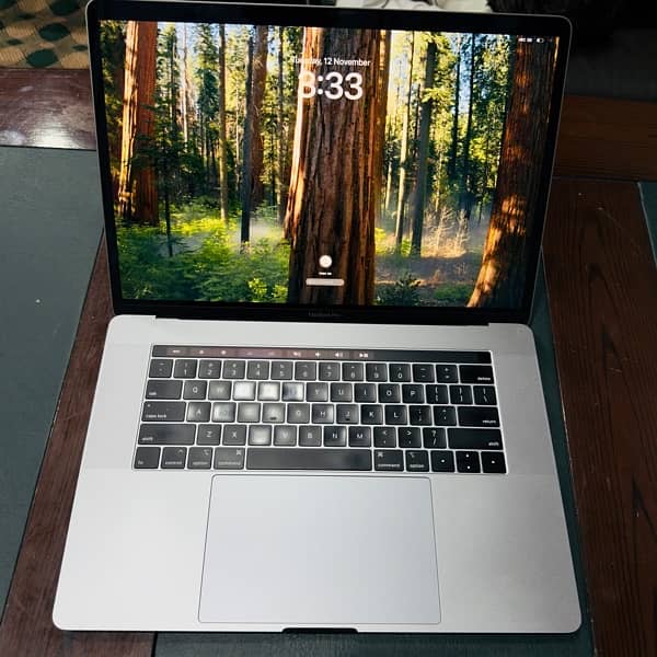 MacBook pro 2018 15.4 inch core i9 CTO 32GB RAM 512GB SSD 6 core GPU 0