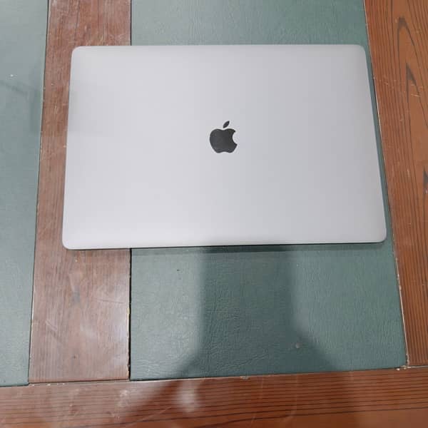 MacBook pro 2018 15.4 inch core i9 CTO 32GB RAM 512GB SSD 6 core GPU 1